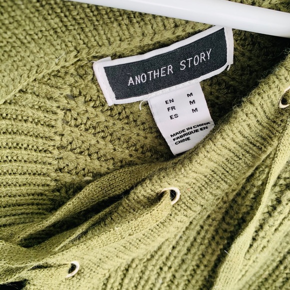 Olive green very warm knitted sweater. Medium - Picture 4 of 10